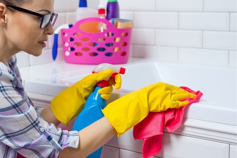 Deep cleaning in the bathroom